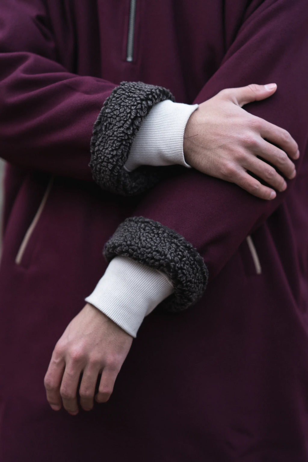 معطف صوف مغلق بلون قرمزي داكن | ليس معطفًا من الصوف