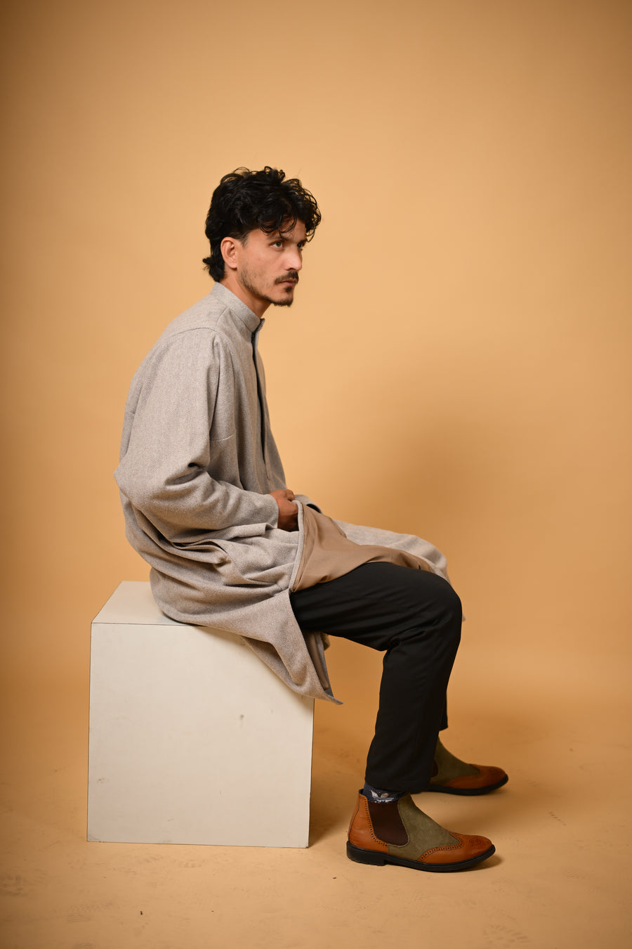 فيران رمادي كريمي بنقشة متعرجة