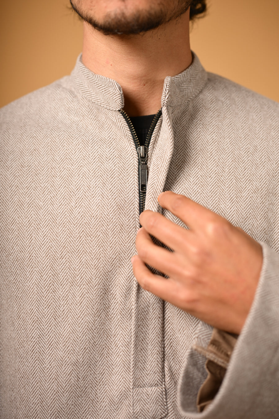 فيران رمادي كريمي بنقشة متعرجة