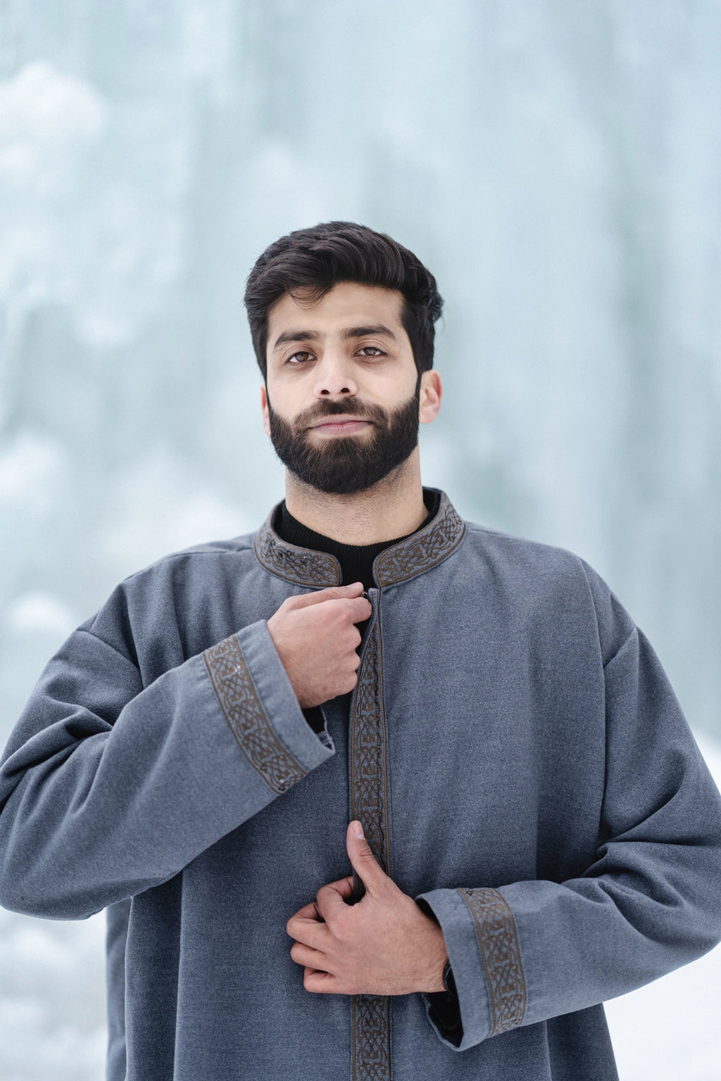 معطف رمادي فاتح مطرز مغلق | ليس معطفًا طويلًا