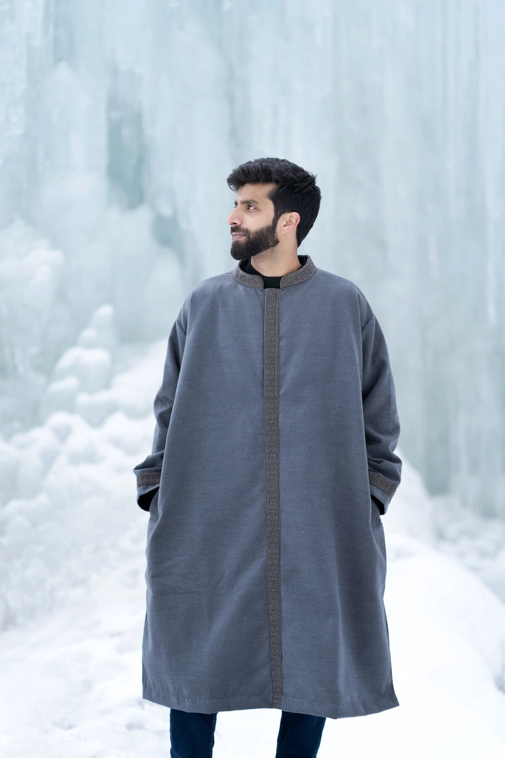 معطف رمادي فاتح مطرز مغلق | ليس معطفًا طويلًا