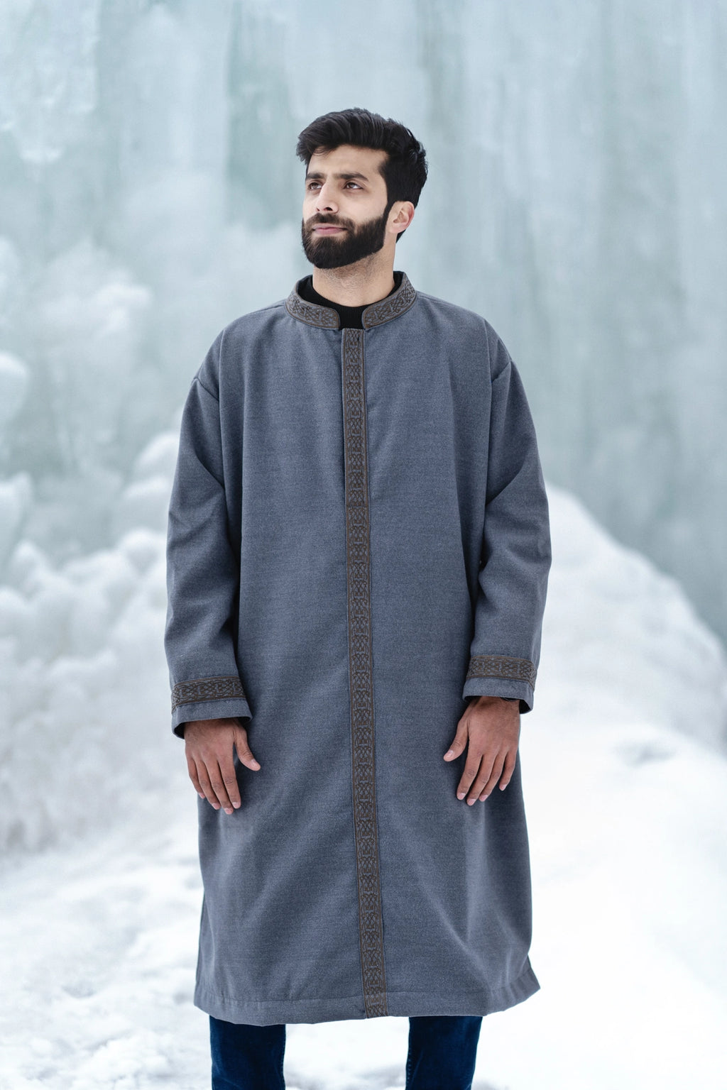 معطف رمادي فاتح مطرز مغلق | ليس معطفًا طويلًا