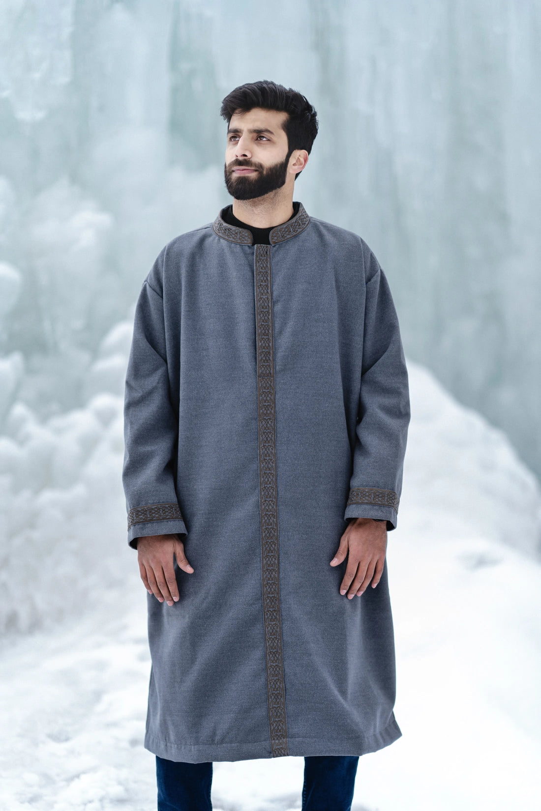 معطف رمادي فاتح مطرز مغلق | ليس معطفًا طويلًا