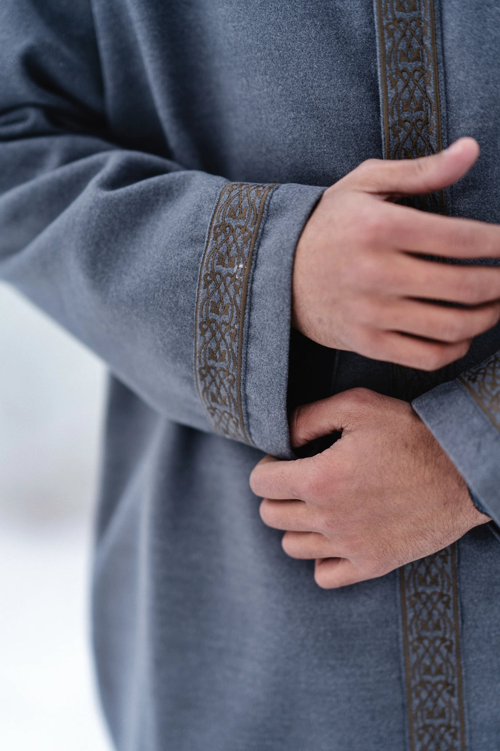 معطف رمادي فاتح مطرز مغلق | ليس معطفًا طويلًا