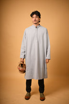 فيران رمادي مائل للبياض ومنقط