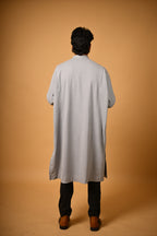 فيران رمادي مائل للبياض ومنقط