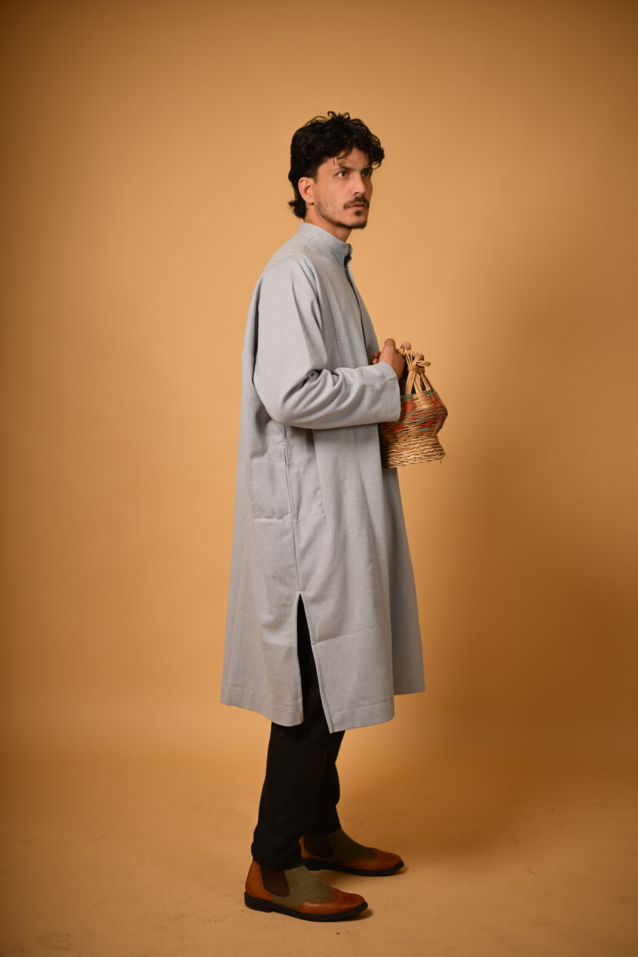 فيران رمادي مائل للبياض ومنقط