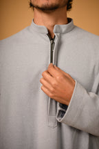 فيران رمادي مائل للبياض ومنقط