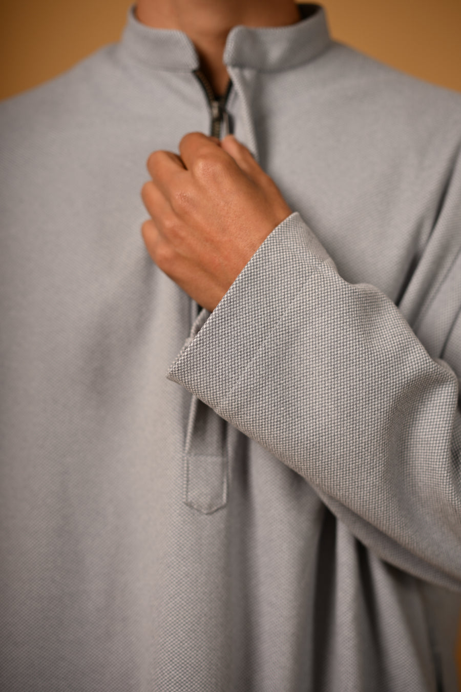 فيران رمادي مائل للبياض ومنقط