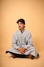 فيران رمادي مائل للبياض ومنقط