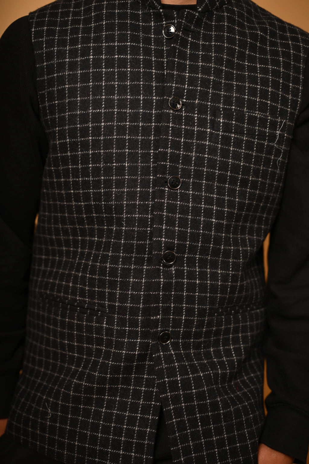 صدرية صوفية سوداء بنقشة مربعات صغيرة بيضاء