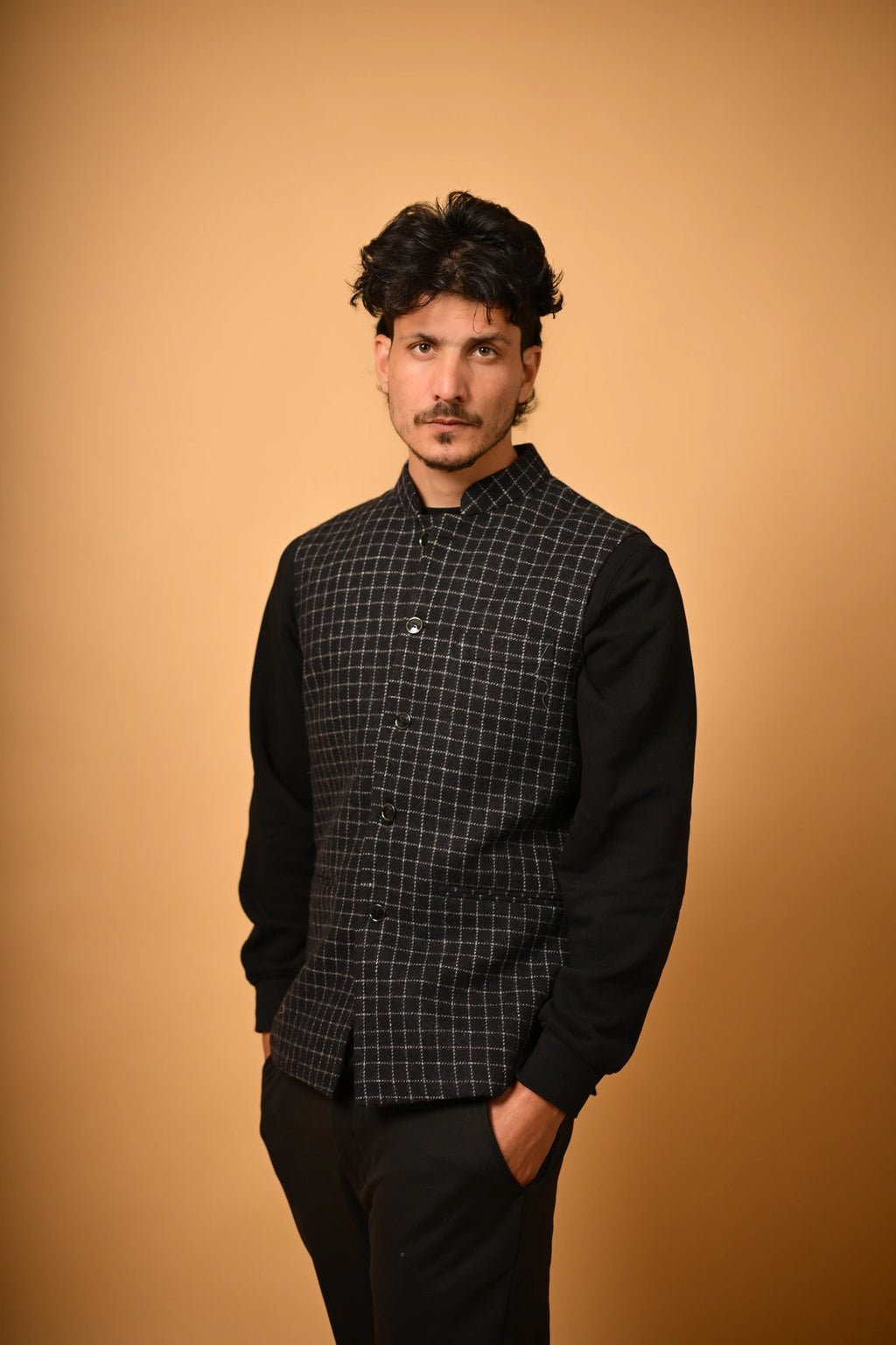 صدرية صوفية سوداء بنقشة مربعات صغيرة بيضاء